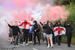 El Furious Hotel Aping Protes “No detendremos” la policía argumentaremos en los abogados del Ministerio del Interior unas horas después del choque con la policía que los derechos de los inmigrantes argumentan que los residentes locales ofertan para mantener el hotel de refugio abierto en la corte.