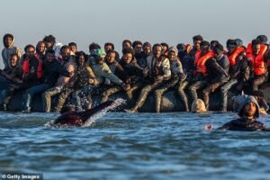 La ira como inmigrantes enfrentan el exilio del Reino Unido para decorar la nave global, los arreglos florales y los pasteles, todos dados por todos los contribuyentes británicos