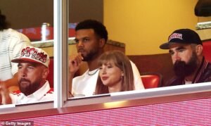 Travis Calcs llevó a Taylor Swift a ver su Alma Matter en el estadio Arrhyade Chiffs con el hermano Jason