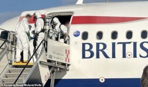 La aeronave desde Londres hasta el vuelo BA BA de los trajes de Hazmat después de que el avión hizo un aterrizaje de emergencia en Italia después de describir ‘Panic’ en la tabla de Britt