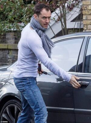 Jude Law lidera a las celebridades contra planes ‘desgarradores’ para 45 casas nuevas en el sitio de estacionamiento de la estación de tren ‘maravilloso antiguo pueblo’