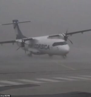 La violenta tormenta de 100 mph de los momentos el huracán Erin hiere el avión de pasajeros en Holiday Island después de Europa después de Europa