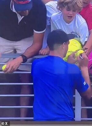 Jugador de tenis cuya gorra es egoísta por el ventilador abierto de los Estados Unidos fue llevado del niño al impactante acto y envía un mensaje al joven en el centro de la fila