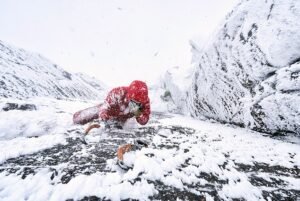 ¡Mira un genial! El nuevo libro muestra las rutas de escalada de horror de Escocia en invierno