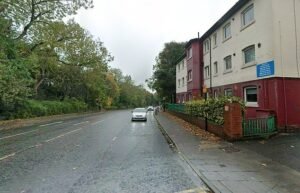 En el primer ataque del centro de la ciudad contra dos personas “abusadas sexualmente” es “abusado sexualmente” porque las personas son acusadas de