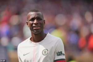 Bayern Munich Silence Break después de que el delantero del Chelsea Nicholas Jackson colapsó la 11a hora