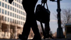 Los controvertidos empleos de julio informan que la economía estadounidense se está volviendo lenta lentamente