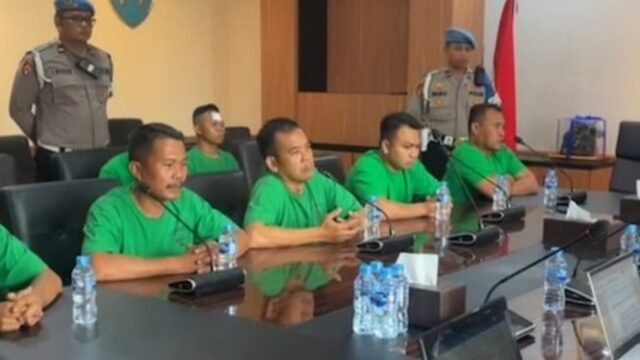 1756581067_68b155b471ce8-penampakan-7-brimob-di-mobil-rantis-yang-lindas-ojol_665_374.jpg