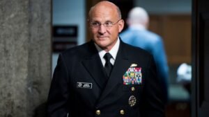 El almirante de la Marina de los Estados Unidos, Michael Guild, ha defendido a los marineros no gastados en algunas críticas republicanas