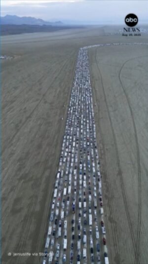 Vista: Enormes líneas de tráfico para ingresar al Festival Burning Man