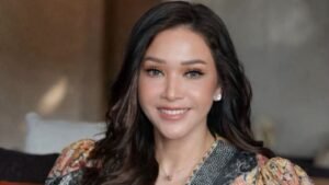 Los sentimientos de Mia Estian ven los conductores ozal impulsados por Ristis Brimb