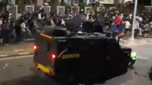 Cinco policías resultaron heridos después de las protestas del caos de DPR, cuatro críticos