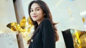 Azizah Salsha, la mano de Pratama Arhan