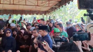 El conductor de Annis Buswidan Ozal asistió al funeral de Afan Corniawan