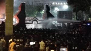 Las manos de lavado DPR de la Asociación de Estudiantes de Muhammadiyah de Muhammadiyah, la gente ha chocado con la Policía Nacional