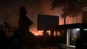 El ambiente de horror en la policía del metro, la parada de autobús se quemó y las luces de la calle estaban cerradas.