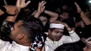 Deedi fue apedreado al pueblo muliyadi cuando llegó a los manifestantes, gritó: “¡No lo dispares al principio!”