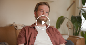 Un padre llevó a sus hijas a la escuela. Entonces llegó el sonido de la pistola.