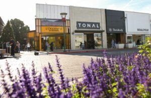 Stanford Shopping Center ha llevado nuevos comerciantes a los contratos minoristas