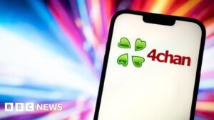 Su abogado le dijo a la BBC que 4 Chan se negaría a pagar una multa del Reino Unido diariamente