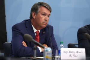 Republicano escapa desde el ayuntamiento a través de la puerta trasera después de un incesante diablos