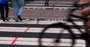 A medida que la inmigración se convirtió en un problema principal, la bandera de Inglaterra provocó orgullo y ansiedad