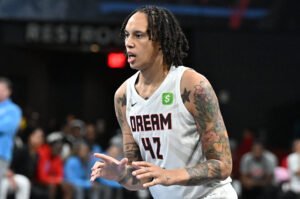 Brittney Grin toma grandes pasos en el libro de discos de la WNBA durante las aletas de los sueños