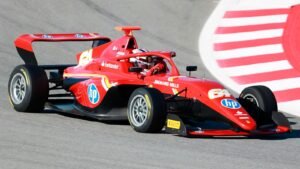 Wag toma el Polo de la Academia F1 en el suelo en la casa