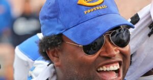 Robert Garrett, el entrenador de fútbol de Cransho de largo tiempo, se perdió su segundo juego