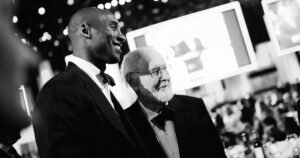 La amistad de Kobe Bryant y John Williams ha sido probada en el nuevo libro