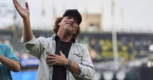 Ad Vedder de Pearl Jam examina el nuevo Trofeo de Guitarra MLB