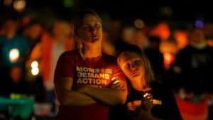Las colegialas católicas de Miniapolis escucharon una oración, luego pidieron la portada del tiroteo