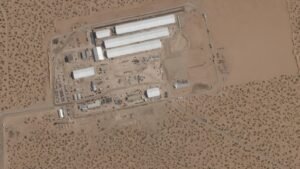 El misterio para crear un gran campamento de carpa de detención en Texas está rodeado por un contrato del ejército de $ 1.2B