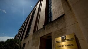 El juez federal evita que la administración de Trump elimine el director de Voice of America