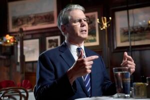 Rocas rivales del Secretario del Tesoro Trump es una amenaza física para empeorar la cena