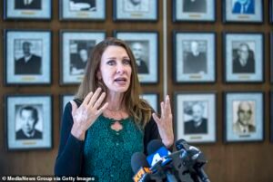 La mujer se expresa increíblemente en el desierto después de sobrevivir al asesino en serie y después de participar de su cuello