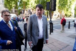 El creador del padre Ted Graham Linehan ‘publicando anti-trans en línea estaba tratando de enfrentarse a los Bulis’, dice sobre el juicio