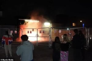 Fuera del Epping Migrant Hotel ‘Atersiated’, los residentes han afirmado que los residentes de ‘los residentes han afirmado que los videos de demostración iluminados’ han sido arrestados con las protestas de ‘lanzar’ para crear fuegos artificiales.