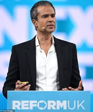 Nigel Farage Reforma UK Conference Conference a ‘Seven All Relations’ que dice ‘Las vacunas covid pueden causar el rey y la princesa del cáncer de Gales’