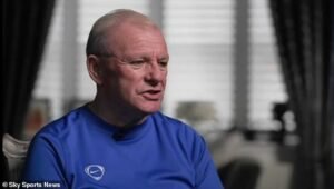 Joe Burton muestra una dramática pérdida de peso después de un gerente de fútbol de héroe de culto brutalmente etiquetado con brutalmente difunde seis piedras