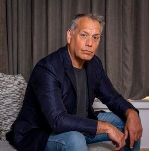 Durmiendo en un estacionamiento a £ 1,5 Porsche: el diputado de cocaína y sexo David Warberton encontrado muerto en su piso, cuéntale a sus amigos