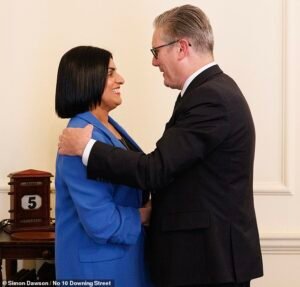 Los parlamentarios laborales de atención aterrorizada de Starma están listos para dejar “sentimientos” con derechos humanos “y Nigel Farage para mover” solicitantes de asilo a los cuarteles “para protegerlos de la amenaza