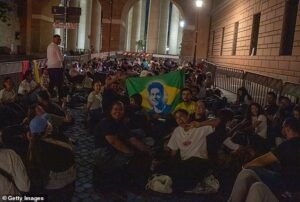 Los fideicomisarios llegaron al general Z St.: St. Peter Square se encuentra con el hijo del banquero de Kensington, Carlo Acuts antes de la cañonización