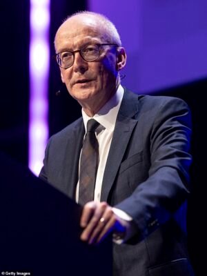 ¡Mantenga la calma! Los ministros pidieron a los británicos que se mantuvieran la calma en el rumor de sus teléfonos a las tres en punto de esta tarde durante el último examen de la alerta de emergencia nacional.