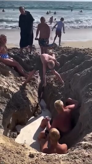 Dos niños en un momento horrible están atrapados en un agujero arenoso en la playa de California