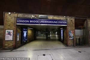 Tube Strikes in London publica ‘Anti Carnez’: los pasajeros en el cierre subterráneo pidiendo a los pasajeros pidiendo a los pasajeros que pregunten a dónde fue el alcalde y la silla de TFL Sadiq Khan