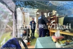 Las primeras imágenes del momento antes de que el Freeman Freeman despidiera fue enfriar las primeras imágenes del momento y su esposa salió con dos policías para estar fuera: solo revelamos cómo se reveló el ataque.