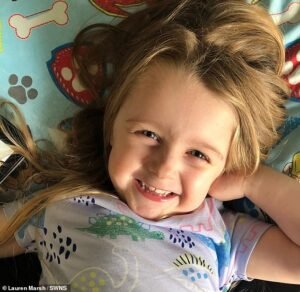 La decepcionada madre tuvo que esperar cinco días para tragar el cuerpo de su hija de cuatro años, después de que fue congelada sin consentimiento en el hospital