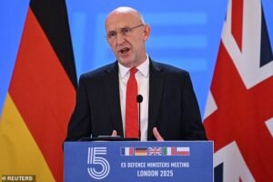 Gran Bretaña puede enviar aviones de combate a Polonia a raíz del ataque de drones rusos porque el secretario de defensa John Hilli dice que Vladimir Putin está haciendo ‘examen’ en Occidente