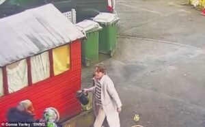 En este momento, la abuela discapacitada vecina arrojó la tetera completa en el agua hirviendo cuando fue a la escuela